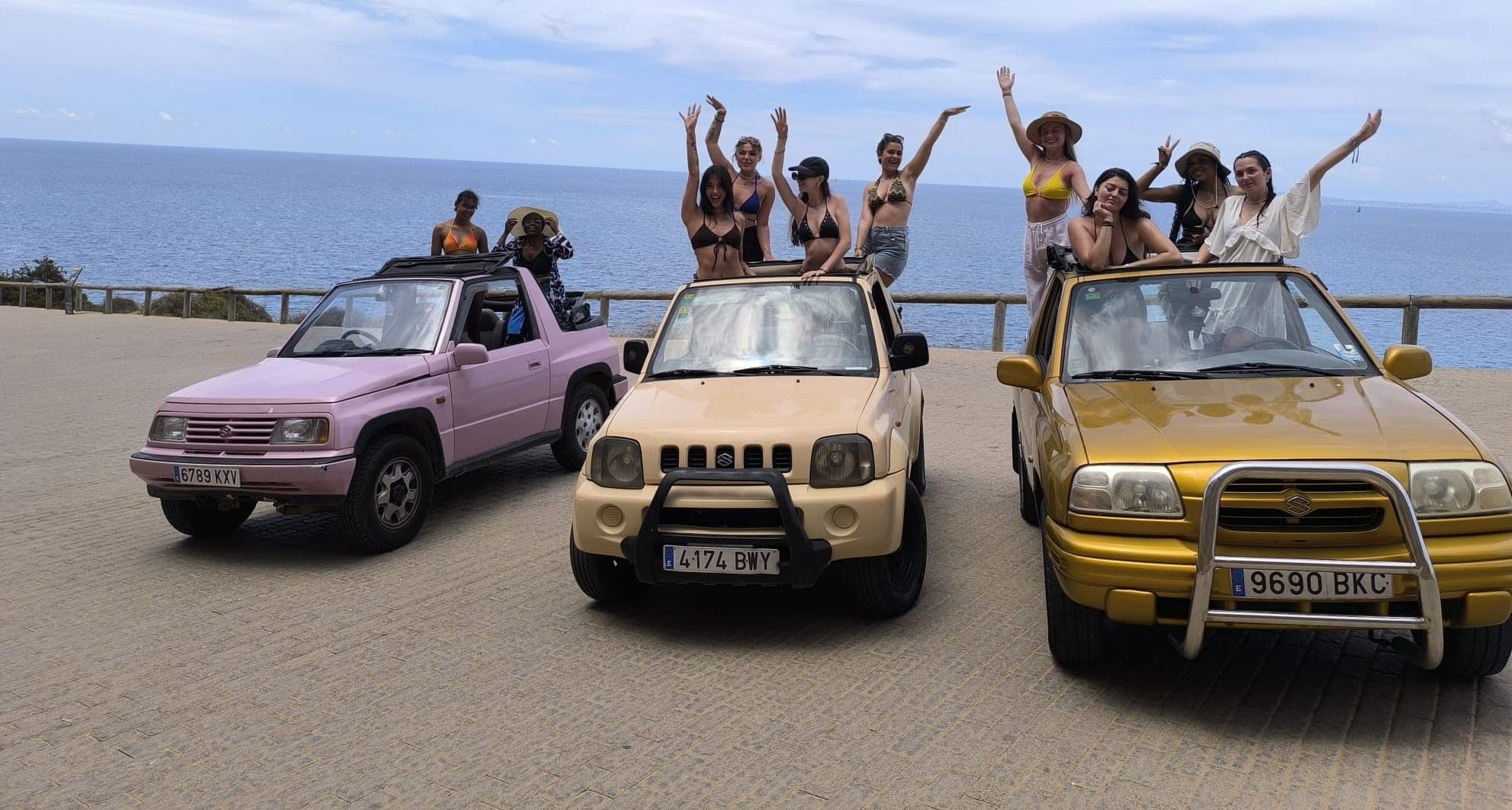 Groupe en buggy sur la plage de Majorque — excursions Ouhlala