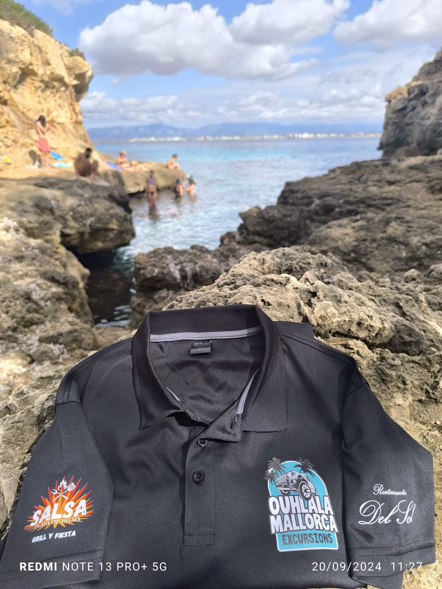 Polo Ouhlala Mallorca Excursions devant la mer de Majorque